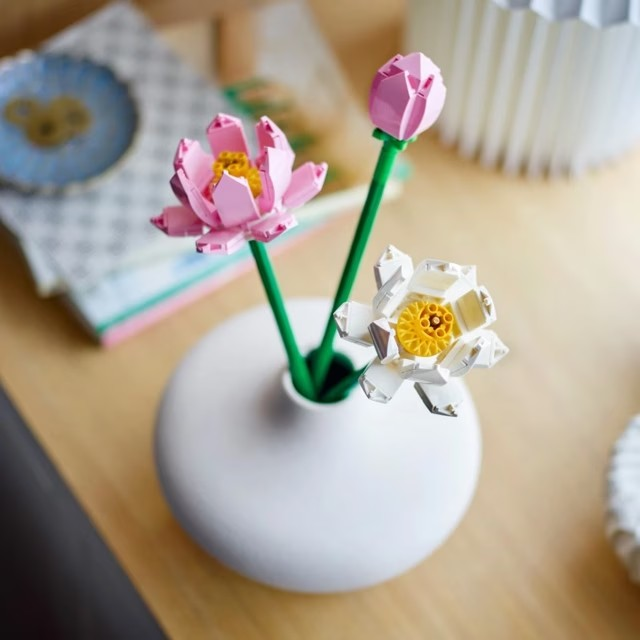LEGO LOTUS FLOWER MODEL