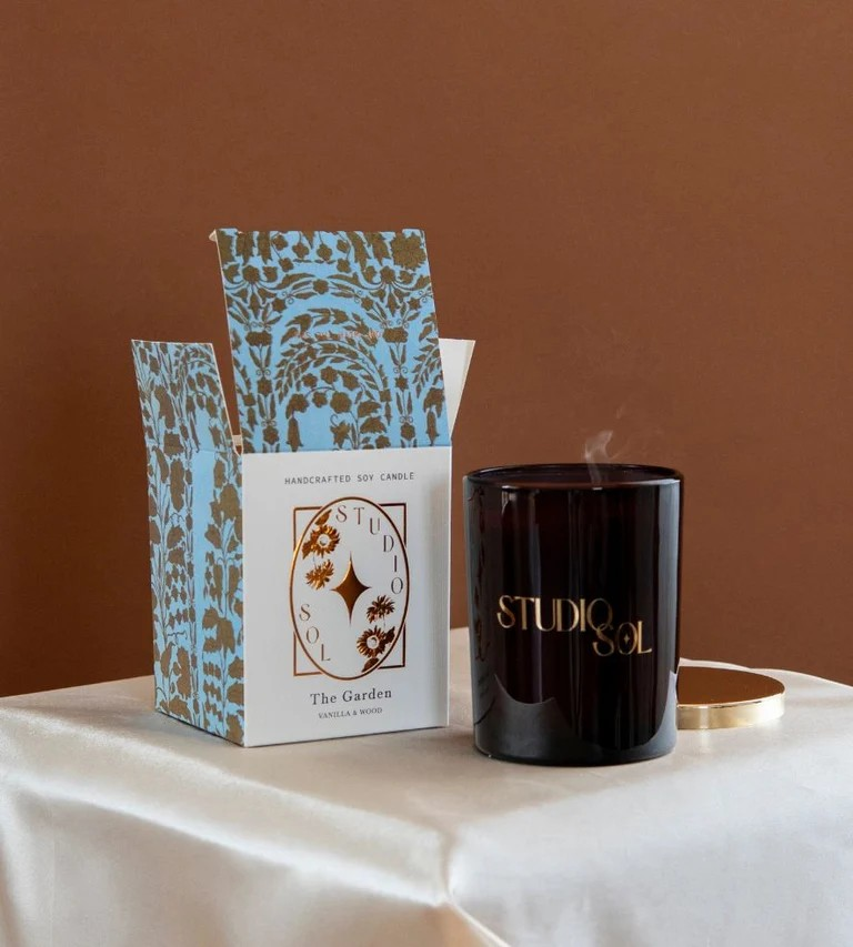 THE GARDEN VANILLA AND WOOD CANDLE 200GM