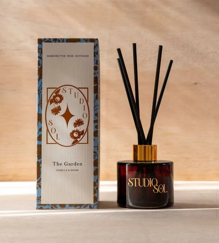 THE GARDEN VANILLA AND WOOD 100ML REED DIFFUSER