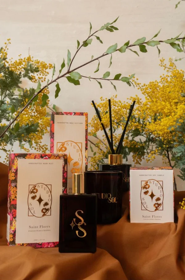 SAINT FLORES ITALIAN PEAR AND FREESIA SOY CANDLE 200GM