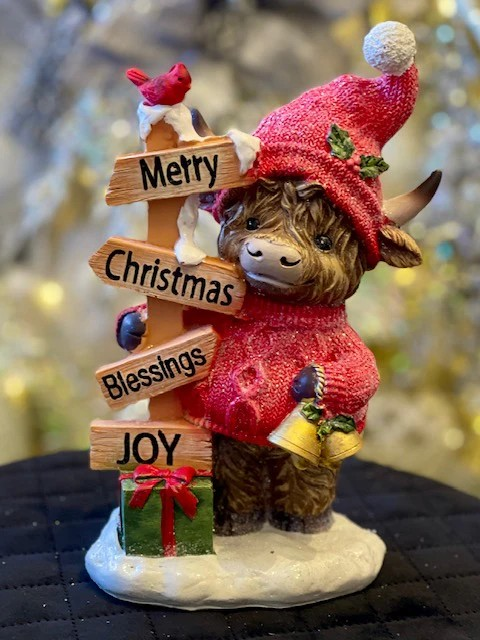 CHRISTMAS HIGHLAND COW WITH SIGN